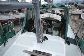 Бизань-мачта и вид на кокпит с юта.