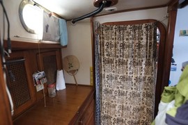 Предбанник между носовой каютой и салоном.