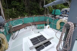 Люк мастер-каюты и фаловая лебедка бизани